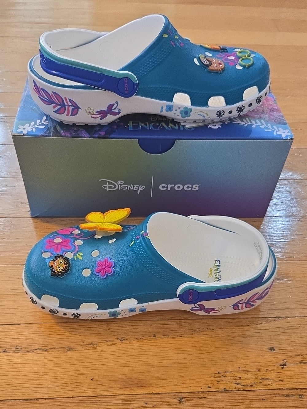 Crocs Disney Kid's Junior Size 6 Encanto Mirabel Classic Clog Style #209877-100